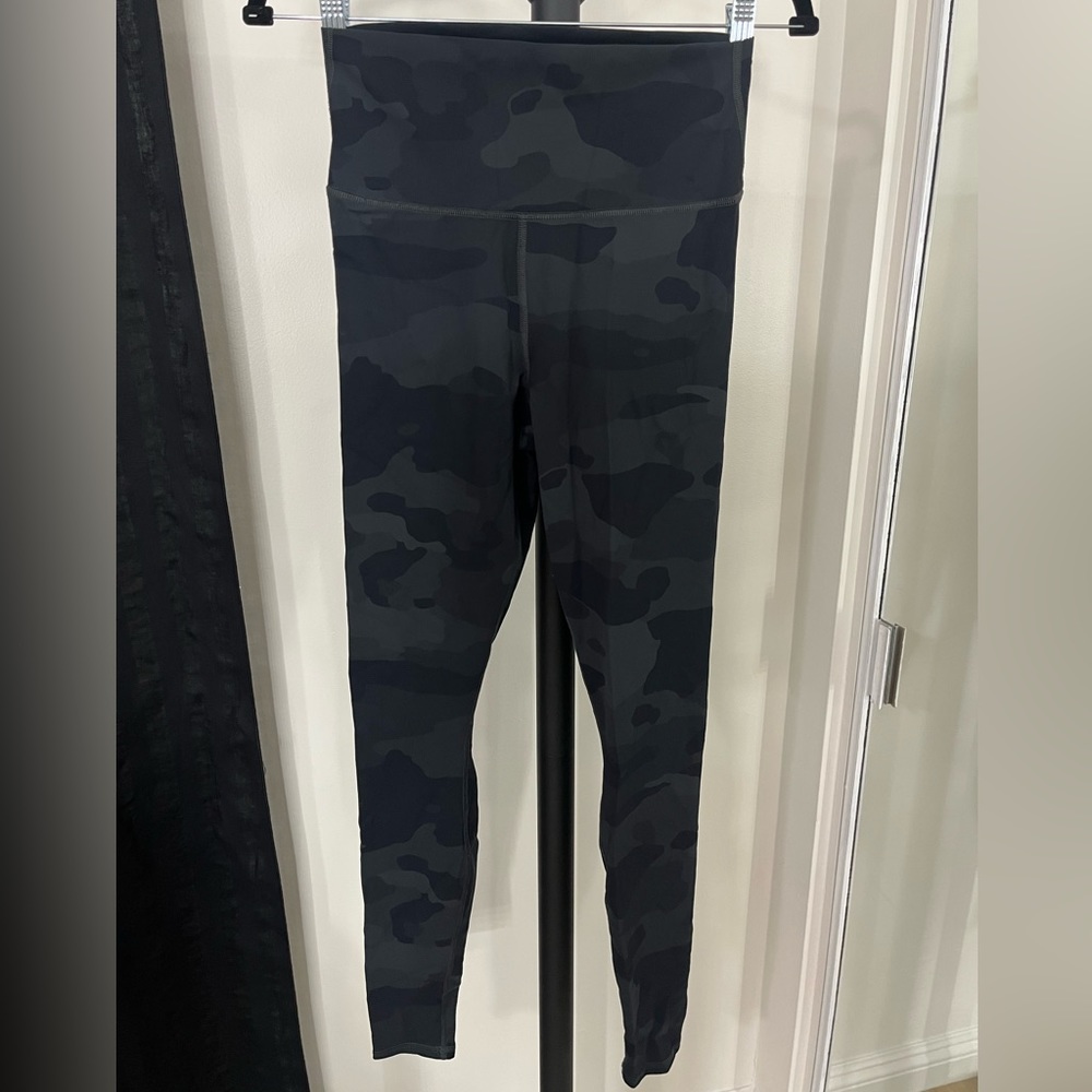 Alo Yoga army print leggings